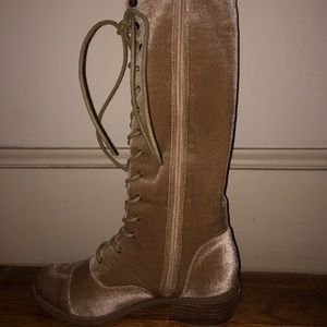 Joyfolie Indy lace up taupe brown boots. Kid’s 4